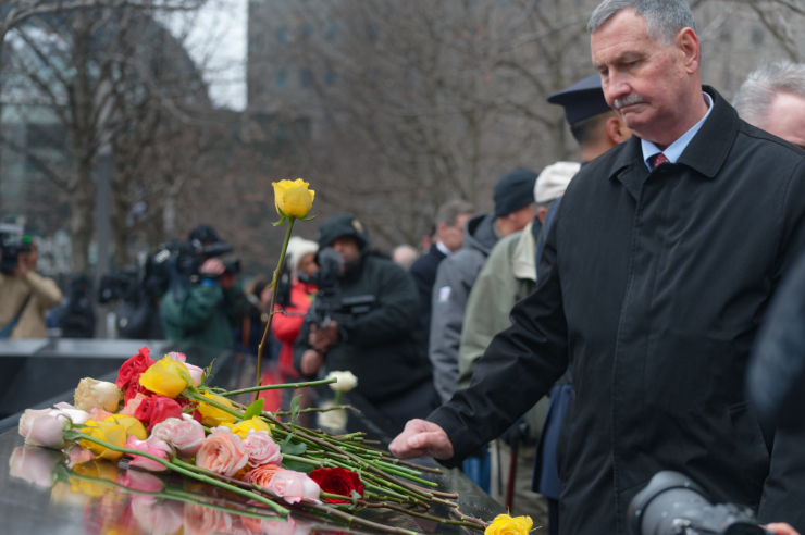 Participants, including FDNY Commissioner Laura Kavanagh, left, and NYPD Commissioner Keechant Sewell (top photo), place roses on the parapet of the North Pool. Photos: Carl Glassman/Tribeca Trib